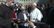 Papież Franciszek ucałował numer obozowy wytatuowany na ręce ocalałej z Holocaustu.
