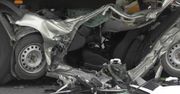 Auto zmiażdżone pomiędzy ciężarówkami, kierowca przeżył.