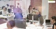 Komfortowe miejsce pracy ma znaczenie. Pracownicy, którzy mają biurka przy oknie są bardziej produktywni.
