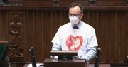 “A co z dziećmi narodzonymi?”. Rzecznik praw dziecka złożył w Sejmie sprawozdanie w koszulce z symbolem ruchów antyaborcyjnych