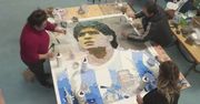Argentyńscy artyści tworzą murale i mozaiki, poświęcone Diego Maradonie.