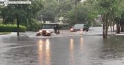 Potężna ulewa w Jacksonville na Florydzie. Samochody z trudem przejeżdżały przez zalane ulice.