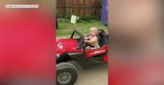 10-miesięczny chłopczyk uwielbia jeździć samochodem na akumulator. Zostanie gwiazdą motorsportu?