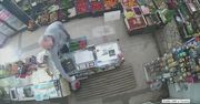 W oku kamery kradł pieniądze z kasy sklepowej. Toruńska policja szuka złodzieja.