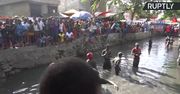 Kąpiele w błotnej sadzawce w Haiti. Obchody corocznego festiwalu Voodoo.