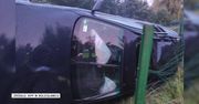 Pijany kierowca wypadł z drogi pod Nowogrodźcem. Wiózł dziecko bez fotelika i pasów.
