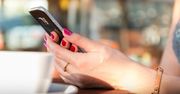 Polacy wypoczywają z telefonem w ręku. Co czwarta osoba odczuwa presję odpowiadania na służbowe maile i telefony podczas urlopu