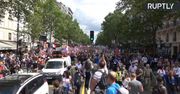 Masowe protesty we Francji przeciwko certyfikatom sanitarnym.