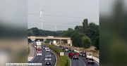 Przyczepka oderwała się od samochodu na autostradzie. O krok od tragedii na Węgrzech.