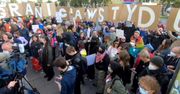 Protest przed biurem straży granicznej w Warszawie. Demonstrujący domagali się udzielenia pomocy migrantom.