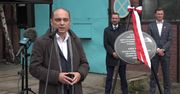 Przed warsztatem, gdzie pracował Lech Wałęsa, odsłonięto tablicę pamiątkową.