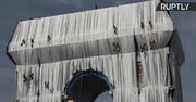 Łuk triumfalny “opakowany”. Wcielono w życie projekt zmarłego artysty Christo.