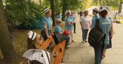 Protestujący w Białym Miasteczku pod KPRM czekają na spotkanie z premierem.