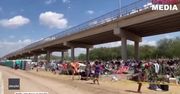 Kryzys migracyjny w USA. Strażnicy graniczni na koniach próbują zatrzymać uchodźców