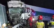 Ciężarówka uderzyła w tył autokaru. Są ranni.