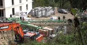 35-metrowy dźwig przewrócił się w trakcie prac w Szklarskiej Porębie. Jedna osoba zginęła.