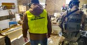 Służby zlikwidowały fabrykę nielegalnych papierosów. Zatrzymano 11 osób.