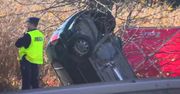 Zderzenie auta osobowego z autokarem w woj. śląskim. Jedna osoba zginęła, pięć zostało rannych