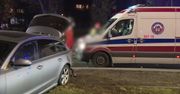 Przejechał przez dwa przejścia na czerwonym, potrącił pieszego, uciekł, uderzył w inny samochód. Usłyszał dwa zarzuty