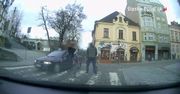 Rodzina przechodziła przez pasy w Cieszynie. Matka musiała uciekać z dzieckiem przed samochodem