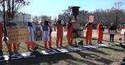 Guantanamo przed Białym Domem. Protest w 20. rocznicę otwarcia wojskowego więzienia.
