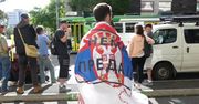 Protesty pod hotelem, w którym przebywa Novak Djokovic. Jutro jego sprawą zajmie się sąd