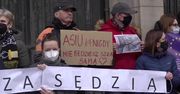 Protesty po osunięciu od orzekania sędzi Joanny Hetnarowicz-Sikory.