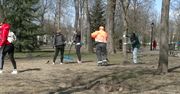 Uchodźcy z Ukrainy sprzątają parki w Suwałkach