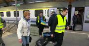 Pociągi z Ukraińcami docierają do Wrocławia. Na dworcu uchodźcy otrzymują niezbędną pomoc.
