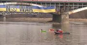Sześćdziesięciometrowa flaga Ukrainy na moście nad Wisłą w Warszawie. Akcja aktywistów Greenpeace