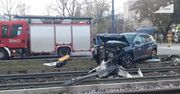 Wpadł na torowisko, powalił słup. Tramwaje nie jeździły na długim odcinku