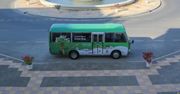 Autobus, który jest napędzany biodieslem wytwarzanym z ziaren daktyli kursuje w Maskacie.