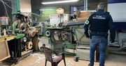 Służby zlikwidowały nielegalną fabrykę papierosów na Mazowszu.