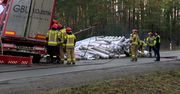 Ciężarówka z naczepą wpadła w poślizg i przewróciła się na bok. Wysypały się dywany
