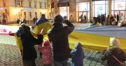 W geście solidarności z Ukrainą wrocławski rynek “oplotły” dwie 40-metrowe flagi