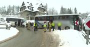 Wypadek autobusu z dziećmi na Podhalu. Pojazd wypadł z drogi i staranował ogrodzenie