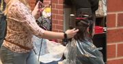 Charytatywny “dzień otwarty” w jednym z salonów fryzjerskich w Gdańsku. Osoby ubogie i w kryzysie bezdomności mogły przyjść na strzyżenie i ciepły posiłek