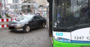 5 tysięcy mandatu i koszt holowania. “Drogie parkowanie” na trasie autobusu w Szczecinie