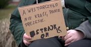 Dwuosobowy protest przed siedzibą PiS w Szczecinie. Pan Dariusz i jego matka żądają zrównania renty socjalnej z minimalnym wynagrodzeniem
