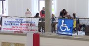 Osoby z niepełnosprawnościami i ich opiekunowie opuszczą Sejm. “Żeby dalej działać musimy być zdrowi”