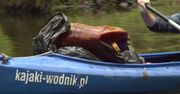 Aktywiści w kajakach sprzątają rzekę Płonię w ramach kampanii “Czysta Odra”