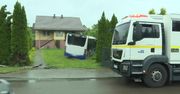 Kierowca autobusu wpadł w poślizg, wjechał do ogrodu. Zatrzymał się tuż przed domem