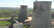 90-metrowa chłodnia kominowa w kilka sekund zamieniła się w stertę gruzu. Rozbiórka elektrowni w Będzinie