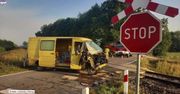 Kierowca zignorował znak “stop” i zderzył się z pociągiem. Tłumaczył, że “o tej godzinie nigdy żaden nie jechał”