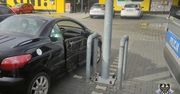 Trzylatek uruchomił samochód na parkingu marketu, potrącając matkę – Dramatyczne zdarzenie w Wałbrzychu