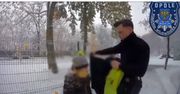 Policjanci uratowali trójkę dzieci przed zamarznięciem.