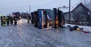 Groźny Wypadek Autobusu w Gołębiach. Autobus przewrócił się na bok,  20 rannych. Policja bada przyczyny wypadku.