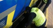 Policjant udzielił pierwszej pomocy medycznej mężczyzn nie, który wpadł między peron, a jadący pojazd szynowy.
