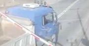Kierowca ciężarówki wjechał na przejazd kolejowy podczas zamykania rogatek.