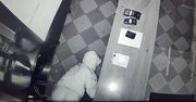 Policjanci zatrzymali sprawcę kradzieży z włamaniem do baru. Mężczyzna w trakcie włamania na moment “zgubił”  swoje spodnie, co uwiecznił  monitoring.